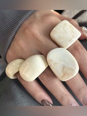 Brand New 4-Piece Set of Off-White Gradient Geometric rings